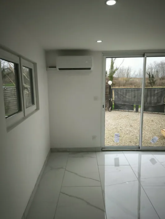 Rénovation intérieure à Vaulx-en-Velin — carrelage effet marbre posé et climatisation installée