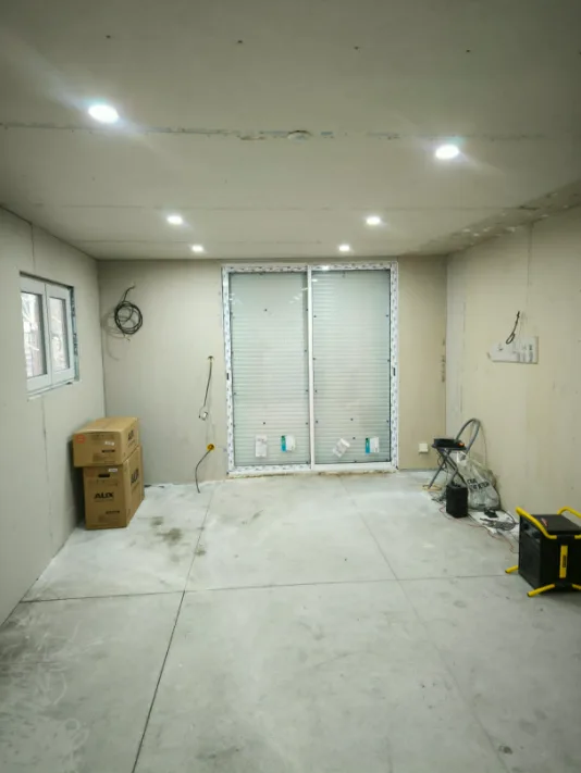 Rénovation intérieure à Vaulx-en-Velin — pièce avant travaux, cloisons en plaques de plâtre